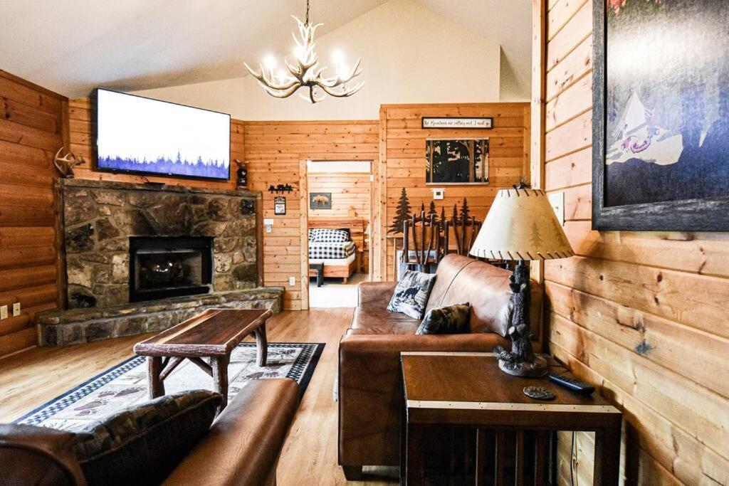Four Private Suites - Hot Tub - Arcade - Fast Wi-Fi - One Minute To Parkway Fun 鸽子谷 外观 照片