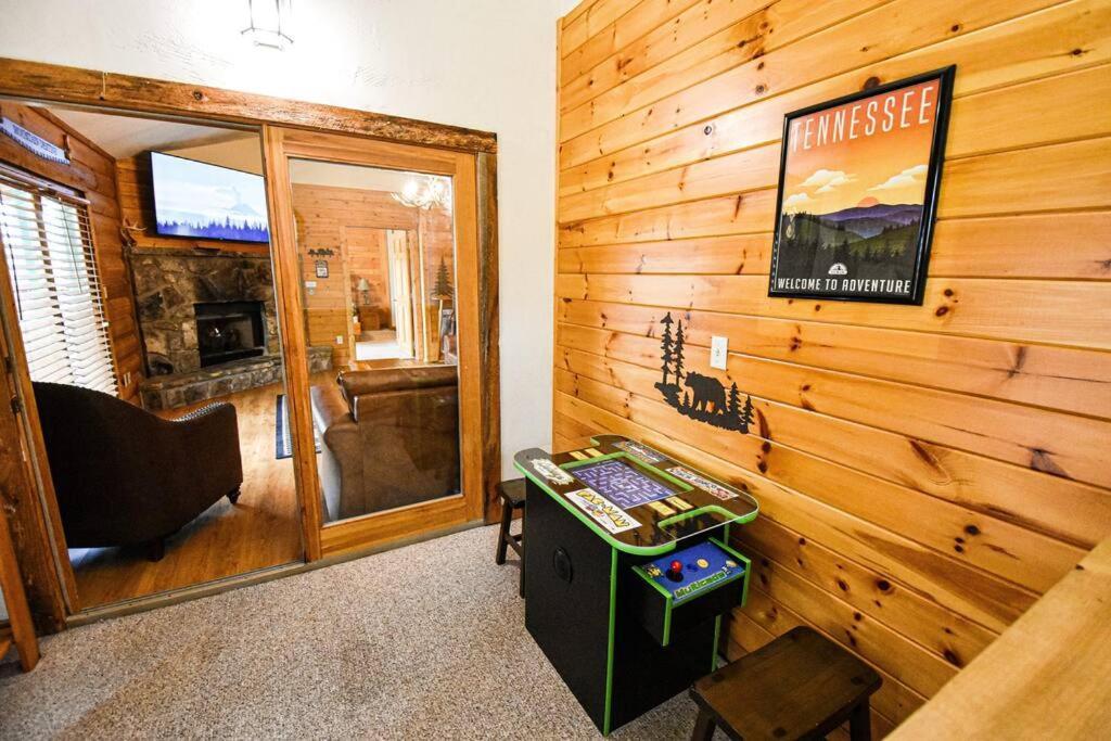 Four Private Suites - Hot Tub - Arcade - Fast Wi-Fi - One Minute To Parkway Fun 鸽子谷 外观 照片