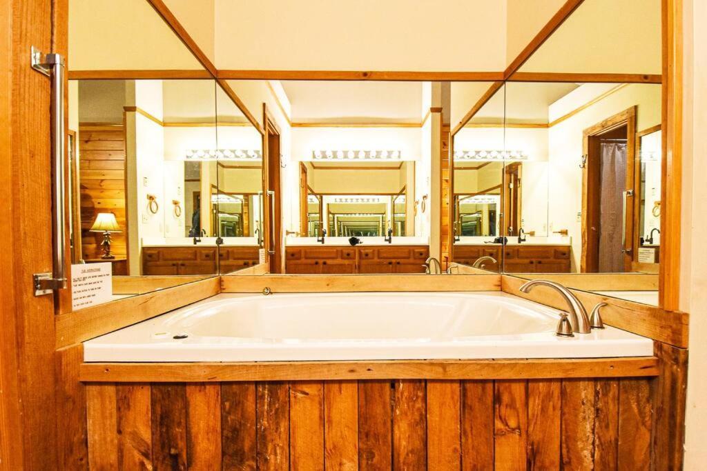 Four Private Suites - Hot Tub - Arcade - Fast Wi-Fi - One Minute To Parkway Fun 鸽子谷 外观 照片